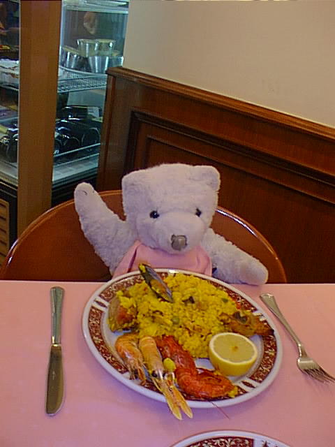 Hungry Perry digs into his paella!